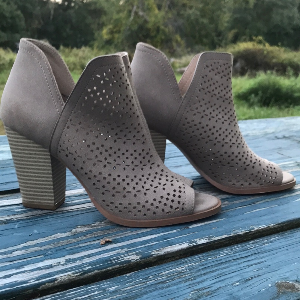 Women’s Restricted Heels Tan Size 7.5